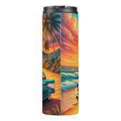 Klassisches Auto an einem tropischen Sonnenunterga Thermosbecher (Rückseite)