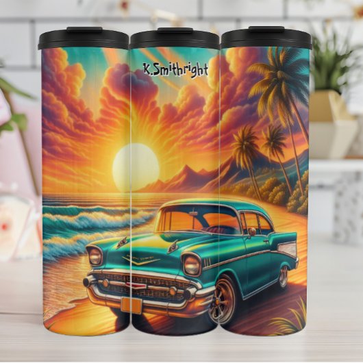 Klassisches Auto an einem tropischen Sonnenunterga Thermosbecher