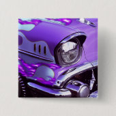 Klassisches Auto: Chevrolet mit lodernder Haube Button (Vorderseite)