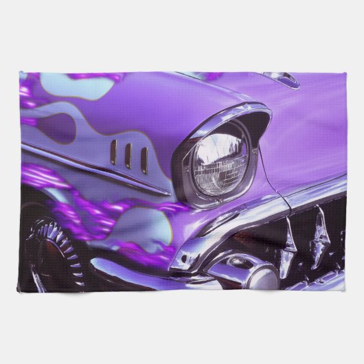 Klassisches Auto: Chevrolet mit lodernder Haube Handtuch (Horizontal)
