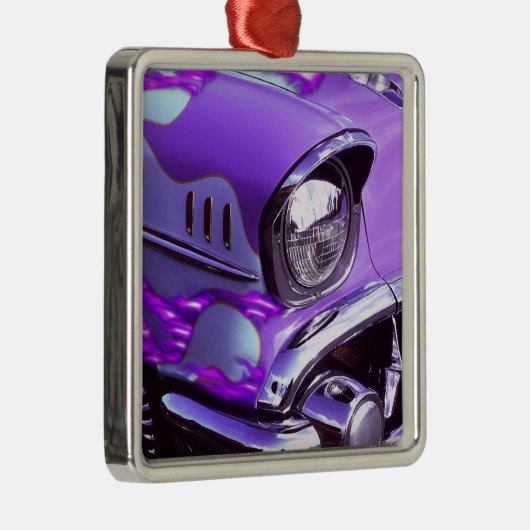 Klassisches Auto: Chevrolet mit lodernder Haube Silbernes Ornament (Rechts)