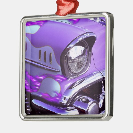 Klassisches Auto: Chevrolet mit lodernder Haube Silbernes Ornament (Links)