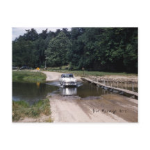 Klassisches Auto, das durch das Wasser in einem Pa