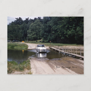 Klassisches Auto, das durch das Wasser in einem Pa Postkarte