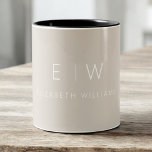Klassisches Beige Taupe-Neutral-Minimalistisches M Zweifarbige Tasse<br><div class="desc">Beginnen Sie Ihren Tag mit dieser klassisch beige taupe neutralen minimalistischen monogramm Kaffee-Tasse mit zwei Tönen. Mit einem weichen beigen Untergrund, sauberer schwarzer Typografie und einer einfachen, modernen Anordnung verbindet dieser personalisierte Schmuck schlichte Eleganz mit alltäglicher Funktionalität. Ideal für Hochzeiten, Jubiläen, Firmengeschenke oder alle, die einen schick neutralen Trinkbehälter Lieben....</div>