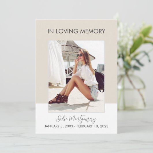 Klassisches Beige-Weiß-Beerdigungsprogramm Einladung (Stehend Vorderseite)