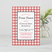 Klassisches Black Red White Gingham Pizza Party Einladung (Stehend Vorderseite)