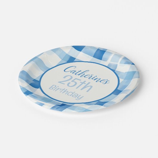 Klassisches Blau und Weiß Gingham Prüfmuster Pappteller (Schrägansicht)