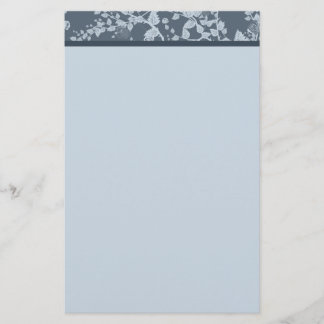 Klassisches blaues Papiermit blumenbriefpapier Briefpapier