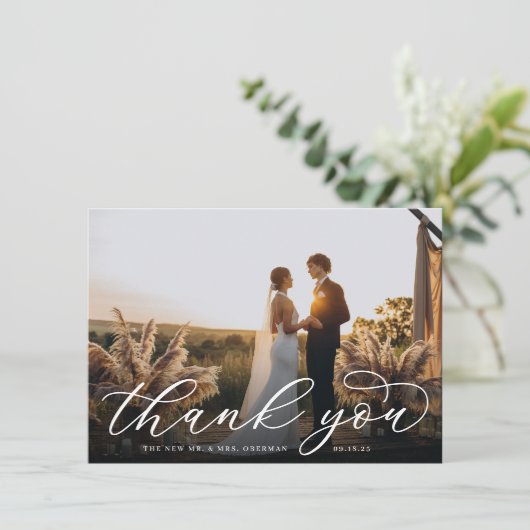 Klassisches Calligrafy Script-Hochzeitsskript-Foto Dankeskarte (Stehend Vorderseite)