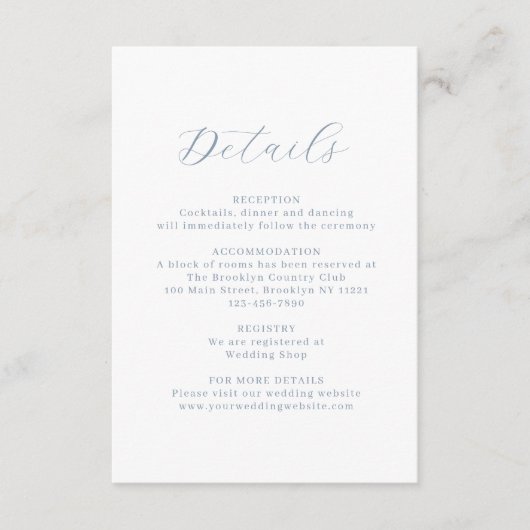 Klassisches Dusty Blue Floral Wappen Monogram Wedd Begleitkarte (Vorderseite)