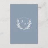 Klassisches Dusty Blue Floral Wappen Monogram Wedd Begleitkarte (Rückseite)