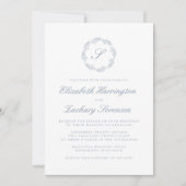 Klassisches Dusty Blue Monogram Wreath Script Einladung (Vorderseite)