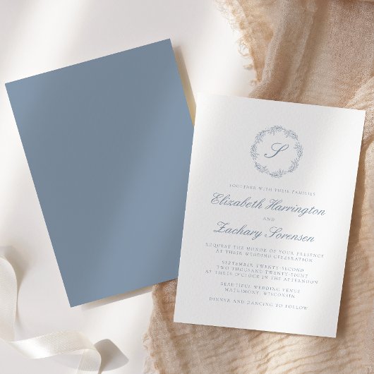 Klassisches Dusty Blue Monogram Wreath Script Einladung