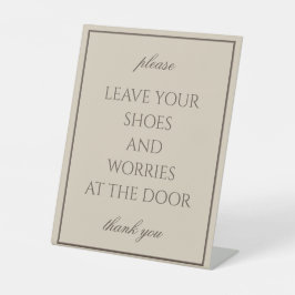 Klassisches einfaches Brawn Entfernen von Schuhen  Sockelschild