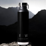 Klassisches Elegant Moderner Minimalistischer Mono Trinkflasche<br><div class="desc">Erhöhen Sie Ihre Hydratationsroutine mit unserer klassischen Elegant Moderne Minimalistische Monogram Black Water Flasche. Die sorgfältig gestaltete Wasserflasche vereint zeitlose Eleganz mit zeitgemäßem Minimalismus und ist somit ein stilvolles und funktionales Accessoire für Ihren Alltag. Diese Wasserflasche ist mit Präzision und Liebe zum Detail gefertigt und ist mehr als nur ein...</div>