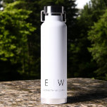 Klassisches Elegant Moderner Minimalistischer Mono Trinkflasche<br><div class="desc">Erhöhen Sie Ihre Hydratationsroutine mit unserer klassischen Elegant Moderne Minimalistische Monogram Black Water Flasche. Die sorgfältig gestaltete Wasserflasche vereint zeitlose Eleganz mit zeitgemäßem Minimalismus und ist somit ein stilvolles und funktionales Accessoire für Ihren Alltag. Diese Wasserflasche ist mit Präzision und Liebe zum Detail gefertigt und ist mehr als nur ein...</div>