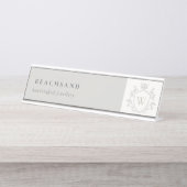 Klassisches Elegantes graues Monogram, florales Cr Schreibtischnamensplakette (Vorderseite )