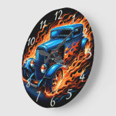 Klassisches frisierte Auto, das nachts durch Flamm Große Wanduhr (Winkel)