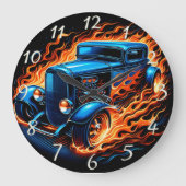 Klassisches frisierte Auto, das nachts durch Flamm Große Wanduhr (Vorderseite)