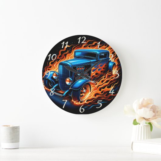 Klassisches frisierte Auto, das nachts durch Flamm Große Wanduhr (Zuhause)