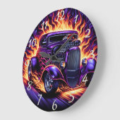 Klassisches frisierte Auto mit Feuer bei Sonnenunt Große Wanduhr (Winkel)