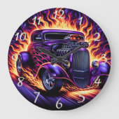 Klassisches frisierte Auto mit Feuer bei Sonnenunt Große Wanduhr (Vorderseite)
