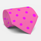 Klassisches Fuchsia Polka Dots Muster auf Hot Pink Krawatte (Gerollt)