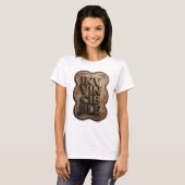 Klassisches Gold INVINCIBLE 3D-Textkunst T-Shirt (Vorne ganz)