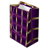 Klassisches Gold und Lila gehacktes Mit Monogramm Mittlere Geschenktüte (Rückseite Schrägansicht)
