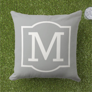 Klassisches graues weißes Klammer-Monogramm Kissen