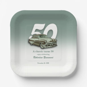 Klassisches grünes Auto wird 50 Pappteller