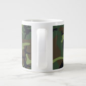 Klassisches grünes Tarnmuster Jumbo-Tasse (Rückseite)