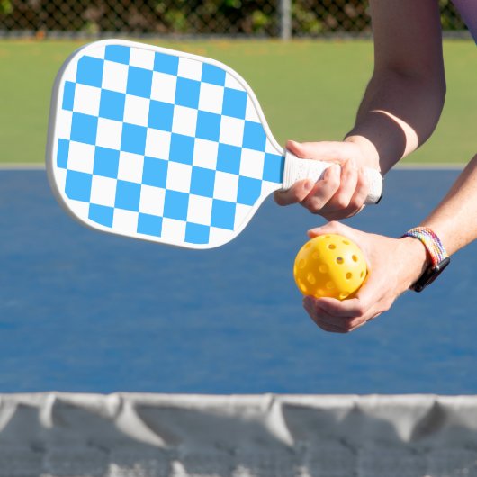 Klassisches hellblaues Schachbrettmuster Pickleball Schläger (InSitu)