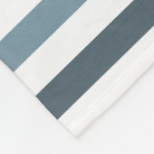 Klassisches, hellblaues Streifenmuster mit Namen Fleecedecke (Ecke)