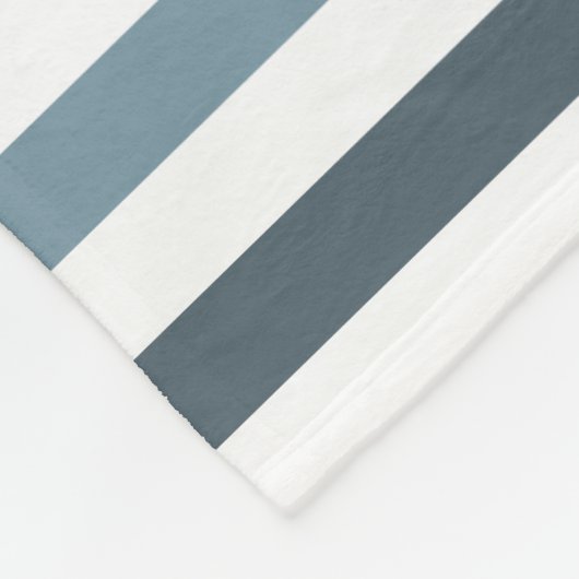 Klassisches, hellblaues Streifenmuster mit Namen Fleecedecke (Ecke)