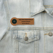 Klassisches hellbraunes Ledermuster und Logo Namensschild (Beispiel)