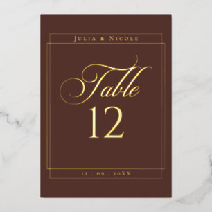 Klassisches Hochzeitstisch-Nummernschild mit braun Folieneinladung