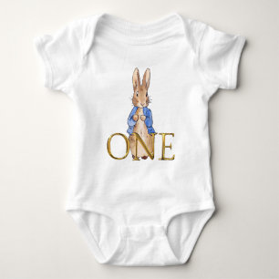 Klassisches Kaninchen im blauen Jackett zum ersten Baby Strampler