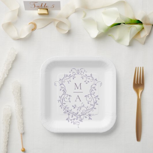 Klassisches Lavendel-Blumenwappen-Monogramm-Hochze Pappteller (Hochzeit)