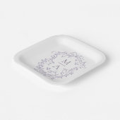 Klassisches Lavendel-Blumenwappen-Monogramm-Hochze Pappteller (Gewinkelt)