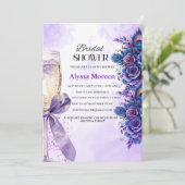 Klassisches Lila Brautparty mit Blumen und Band Einladung (Stehend Vorderseite)