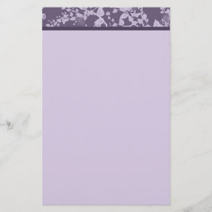 Klassisches lila Papiermit blumenbriefpapier Briefpapier