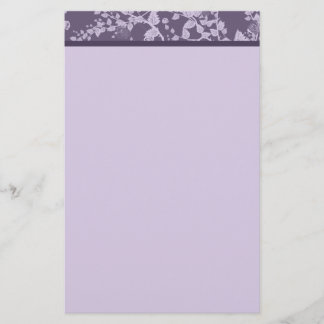 Klassisches lila Papiermit blumenbriefpapier Briefpapier