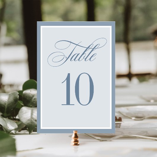 Klassisches Luxe | Elegante staubblaue Hochzeit Tischnummer