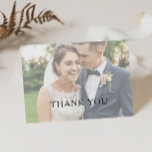 Klassisches Minimalistisch geklapptes Foto an der  Dankeskarte<br><div class="desc">Dieses klassische minimalistische,  vor und zurück gefaltete Foto danke Ihnen Karte ist ideal für eine einfache und elegante Hochzeit. Die Vintage Schwarz-Weiß-Typografie verleiht ihr eine klassische formale Touch. Behalt es so,  wie es ist,  oder wähle es aus,  um es mit Kunstwerken oder Grafiken deiner Wahl zu personalisieren.</div>