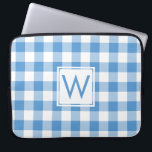 Klassisches Monogram Baby Blue Gingham Kariertes M Laptopschutzhülle<br><div class="desc">Schützen Sie Ihren Laptop mit einer Neoprenärmel mit hellblauen, weißen und babyblauen Quadraten in einem klassischen Büffel kariert mit einem benutzerdefinierten Monogramm in einem weißen Quadrat in der Mitte. Passen Sie es mit Ihren Initialen in der Sidebar an. Andere Laptop-Hülsengrößen sind ebenfalls erhältlich. Um das Design Light Blue und White...</div>