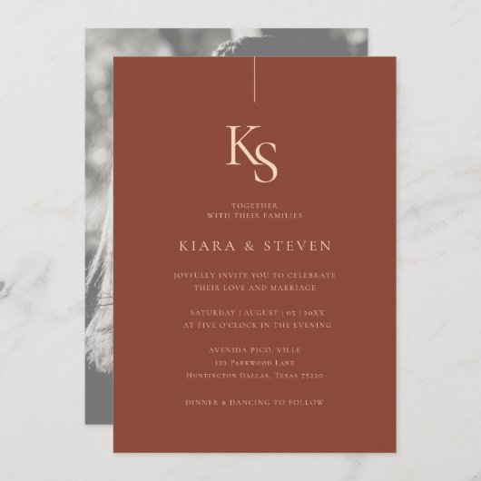 Klassisches Monogramm | Boho Terracotta Wedding Einladung (Vorne/Hinten)