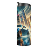 Klassisches Muskelauto gegen futuristische Stadtbi Thermosbecher (Nach rechts gedreht)