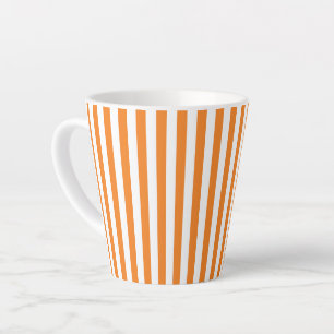 Klassisches orange-weißes vertikales Streifenmuste Milchtasse